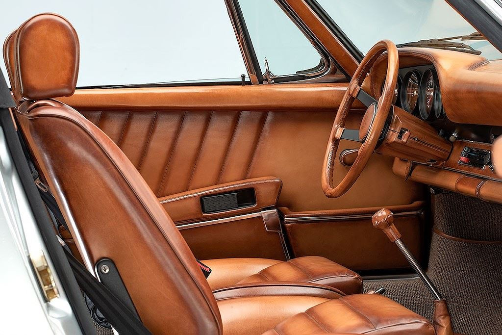 Ngay cả khoang hành lý và thậm chí là bên dưới nắp máy của chiếc xe cũng đã được Berluti bọc và ốp trong chất liệu da thượng hạng như nội thất. Và độ cầu kỳ của nội thất này cũng thuộc hàng xưa nay hiếm, với những đường chỉ thêu thủ công tinh xảo và logo chữ B của Berluti được dập nổi.