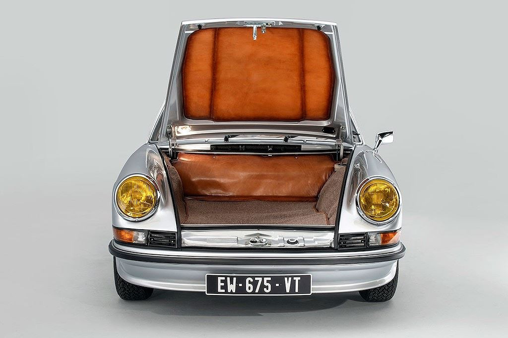 Tnhững bề mặt thông thường như ghế ngồi, ốp cửa, bảng táp-lô tới từng tiểu tiết nhỏ như các chốt giữ dây đai bảo hiểm hay công tắc cửa... tất cả đều được bọc bằng loại da cao cấp và làm theo phong cách thủ công.