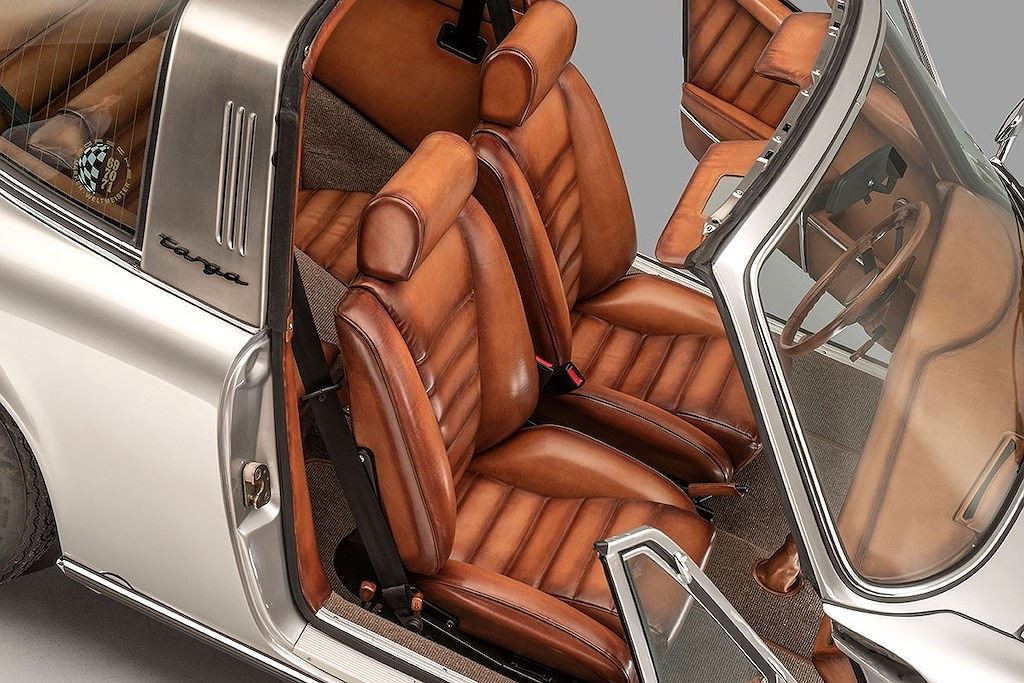Sự kết hợp giữa Porsche và Berluti có thể coi là lời ca ngợi những di sản lâu đời. Dù được bọc mới hoàn toàn nhưng nhờ kỹ thuật xử lý da của Berluti, nội thất này đã trở nên "ton-sur-ton" với chiếc Porsche cổ.