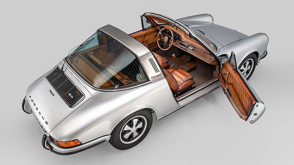 Mức giá Porsche 911 Targa khởi điểm được đăng tải trên trang online của nhà Sotheby's đang là 160.000 Euro (tương đương 4,13 tỷ đồng). Đi kèm theo chiếc xe, Berluti sẽ tặng cho khách hàng một bộ vali và túi du lịch thượng hạng - đương nhiên cũng làm từ da.