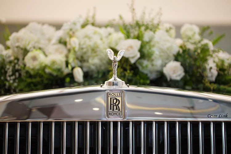 Chiếc Rolls-Royce Phantom EWB này thuộc phiên bản Seiries II giới thiệu lần đầu năm 2012 ở Geneva Motor Show. Số lượng Rolls-Royce Phantom Series II tại Việt Nam hiện nay không nhiều, xuất hiện cả dưới dạng nhập chính hãng lẫn tư nhân tự nhập.