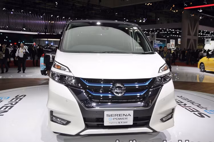 Cộng thêm vào đó là phần đầu trước với hai thanh ngang lớn màu đen bóng cùng một thanh ngang hình chữ V mạ crôm sáng nối liền sang hai cụm đèn pha. Đầu xe vẫn mang thiết kế cũ nhưng được chau chuốt mượt mà và hầm hố hơn so với những phiên bản từng ra mắt.