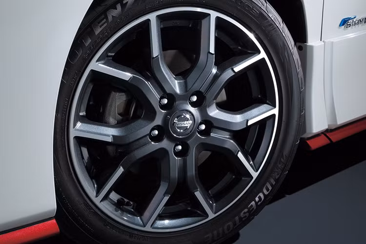 Ngoài ra trên mẫu xe minivan nhà Nissan mới này còn được trang bị cánh gió lớn ở đuôi, ống xả thể thao, mâm xe 2 tông màu kích thước 17 inch và lốp Bridgestone Potenza Adrenalin RE003 kích thước 205/50R17.