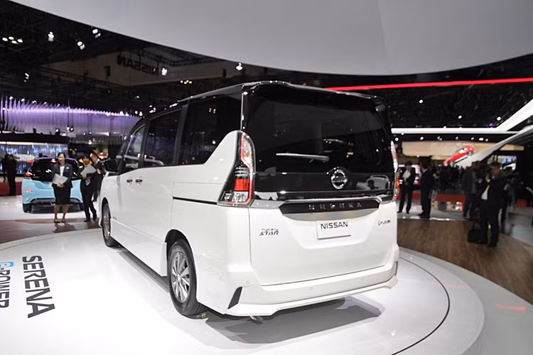 Một loạt các điểm nhấn cũng xuất hiện ở cản trước, ốp hông, ốp cản sau, ốp gương hậu... Phía sau xe ngoài việc trang bị một tấm kính chống nhiệt màu đen cỡ lớn, tiếp nối liền mạch với nóc xe cùng tông màu kéo dài lên phía trên ra đầu xe. Tay mở cốp xe to bản mạ crom sang bòng, đèn hậu cách điệu dạng led đầy nổi bật cũng được trang bị.