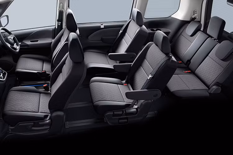 Không chỉ dừng lại ở những nâng cấp trực quan về thiết kế đã thu hút được sự chú ý của khách hàng, Nissan còn đưa hệ thống an toàn ProPILOT lên chiếc Serena Nismo, gói công nghệ này bao gồm nhiều tính năng như cảnh báo làn đường, hỗ trợ giữ làn, cánh báo va chạm, kiểm soát hành trình thông minh có thể cho phép xe “tự lái” trong một làn xe trên xa lộ.