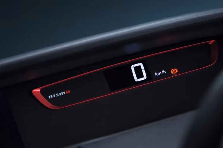 Bên cạnh những nâng cấp về thẩm mỹ và an toàn, Serena Nismo 2018 còn được hãng xe ôtô Nissan tinh chỉnh động cơ với ECU được điều chỉnh lại cùng với bộ giảm xóc thể thao với lò xo, thanh cân bằng mới. Hệ thống ổn định thân xe VDC (Vehicle Dynamics Control) cũng được trang bị.