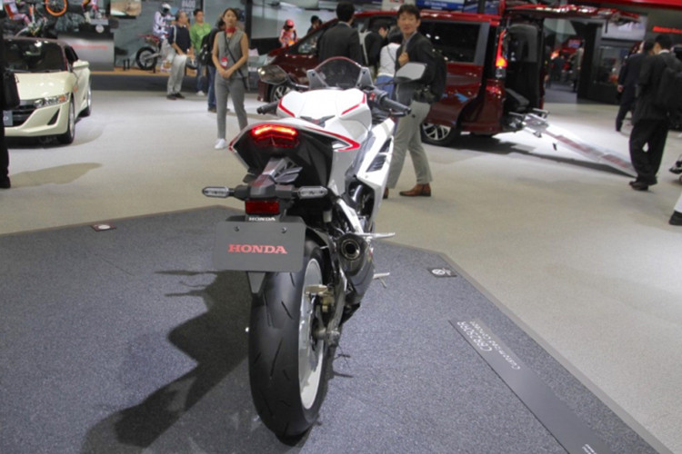 Đèn hậu của xe được thiết kế rất bắt mắt với hai tầng đèn hình tháp, ứng dụng công nghệ LED. Có thể thấy rằng, việc thay đổi thiết kế ở Honda CBR250RR từ phiên bản 2016 đã tạo ra một mẫu thể thao cỡ nhỏ tuyệt đẹp, mạnh mẽ và thể thao hơn nhiều so với trước đây.