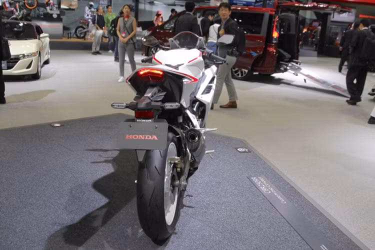 Đèn hậu của xe được thiết kế rất bắt mắt với hai tầng đèn hình tháp, ứng dụng công nghệ LED. Có thể thấy rằng, việc thay đổi thiết kế ở Honda CBR250RR từ phiên bản 2016 đã tạo ra một mẫu thể thao cỡ nhỏ tuyệt đẹp, mạnh mẽ và thể thao hơn nhiều so với trước đây.