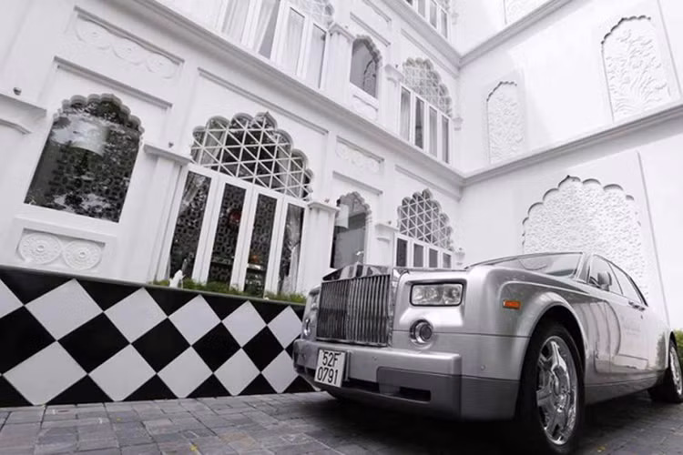 Theo giới doanh nhân chơi xe cho biết, đại gia Hoàng Khải cũng được xem là một trong số những người mở đầu cho trào lưu chơi xe siêu sang Rolls-Royce trong giới doanh nhân. Với khoảng hơn 100 chiếc Phantom xuất hiện tại Việt Nam hiện nay, Phantom của Khải Silk vẫn là chiếc để lại nhiều ấn tượng.