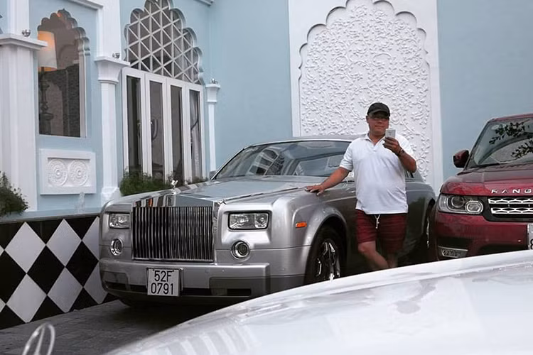 Có xuất xứ từ Anh Quốc, những chiếc xe Rolls-Royce mang trên mình thiết kế tinh tế và đậm chất “quý tộc”. Không chỉ vậy, sự tỉ mỉ trong quá trình sản xuất cũng như chau chuốt ở từng chi tiết nhỏ nhất trên xe đã biến những chiếc xe sang này trở thành biểu tượng của sự đẳng cấp và xa hoa.