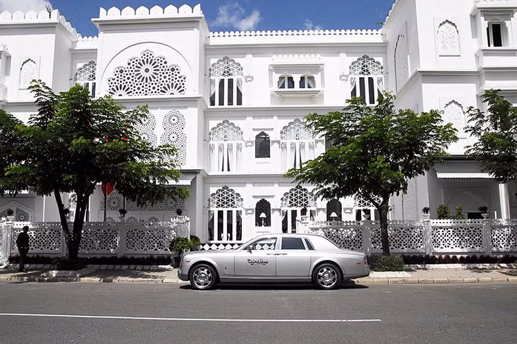 Vào năm 2007, thời kỳ những chiếc Mercedes E280 hay BMW 325i được coi là thứ hàng xa xỉ trong giới chơi xe Việt, thì sự xuất hiện của chiếc xe siêu sang như Rolls-Royce Phantom với giá bán lên đến 1 triệu USD thuộc sở hữu của vị đại gia này đã khiến nhiều người không khỏi choáng váng.