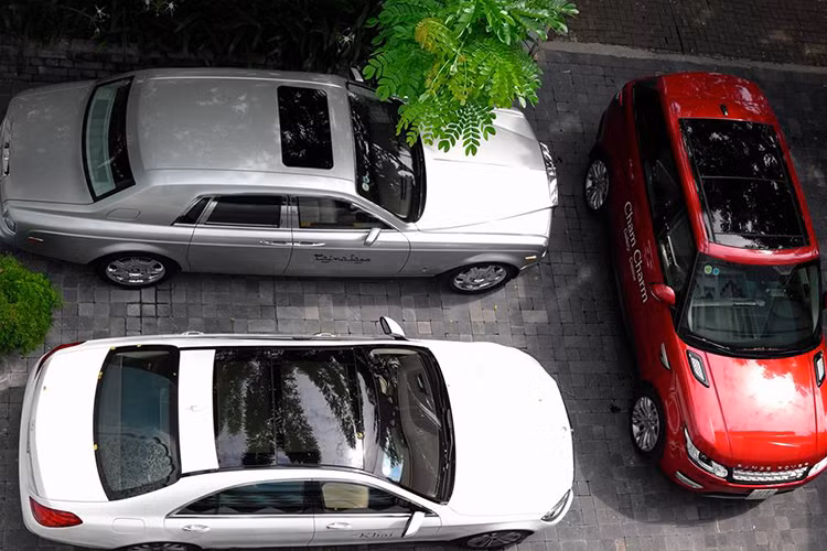 Dù không có tên trong các hội nhóm chơi siêu xe hay xe siêu sang tại Việt Nam nhưng doanh nhân Hoàng Khải là một trong những người sở hữu bộ sưu tập xe nổi tiếng nhất Việt Nam từ khá lâu. Ông từng là người Việt đầu tiên sở hữu chiếc xe huyền thoại Rolls-Royce Phantom với mức giá lên đến 1 triệu USD (khoảng 16 tỷ đồng) vào năm 2007.