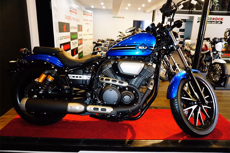 Với giá xe Yamaha Bolt 950 bán ra khoảng trên 400 triệu đồng, xe được xem là sự lựa chọn dành cho các tín đồ yêu thích dòng xe Sportster (Bobber) cổ điển. Xe có thiết kế ngoại hình đẹp mắt, động cơ V-Twin và đặc biệt là mang thương hiệu Yamaha của Nhật Bản hiền lành và bền bỉ.