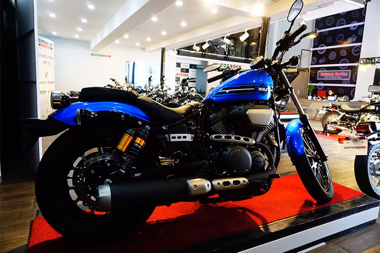 Star Bolt (còn được gọi là XV950) là một mẫu cruiser hạng trung, được Yamaha giới thiệu lần đầu vào năm 2013. Ngay lập tức, mẫu xe này nhận được nhiều sự tán dương của công chúng cũng như báo giới bởi kiểu dáng khác lạ và chất liệu cao cấp cùng mức giá vừa tầm của nhiều người.