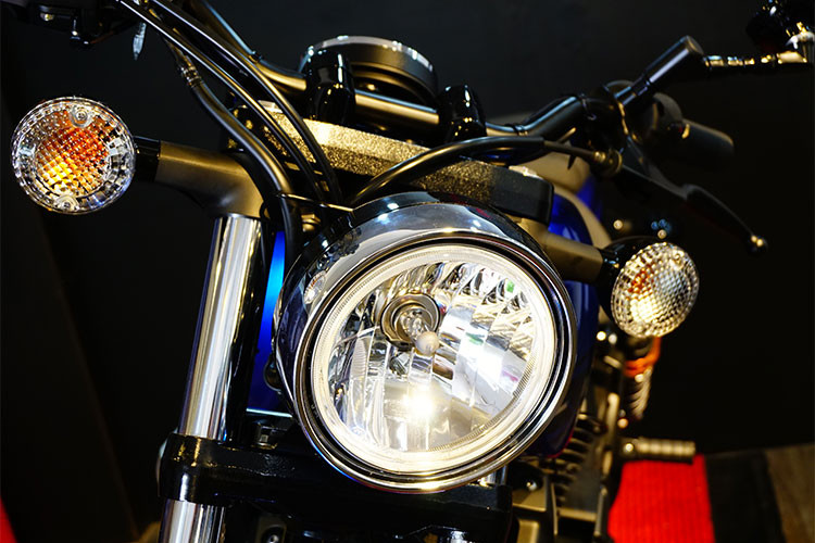 Yamaha Starbolt 950 ra đời với sứ mệnh cạnh tranh với dòng 883 của Harley-Davidson, vì vậy từ kiểu dáng, kích thước đều khá tương đồng với mẫu xe này. Tuy nhiên, nó lại mang hơi hướng hiện đại hơn so với 883.