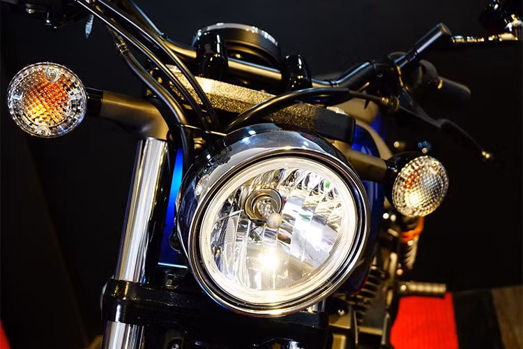 Yamaha Starbolt 950 ra đời với sứ mệnh cạnh tranh với dòng 883 của Harley-Davidson, vì vậy từ kiểu dáng, kích thước đều khá tương đồng với mẫu xe này. Tuy nhiên, nó lại mang hơi hướng hiện đại hơn so với 883.