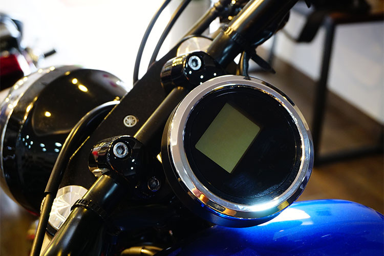 So với thế hệ trước, phiên bản Star Bolt mới trở lại với một vài cải tiến nhỏ. Đáng chú ý là đồng hồ tốc độ được hiển thị theo dạng kỹ thuật số, dễ dàng đọc các thông số. Có hai phiên bản Bolt tiêu chuẩn và Bolt R-Spec. Ngoài ra, các nút bấm cũng khá dễ dàng sử dụng.