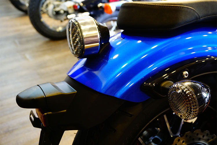 Dè sau của xe thiết kế khá ngắn nhưng phía dưới lại là pad biển số có thế thay thế chắn bùn. Đáng chú ý là cụm đèn hậu phía sau xe lại sử dụng đèn LED nhằm tăng độ sáng để đảm bảo vận hành an toàn trong đêm.