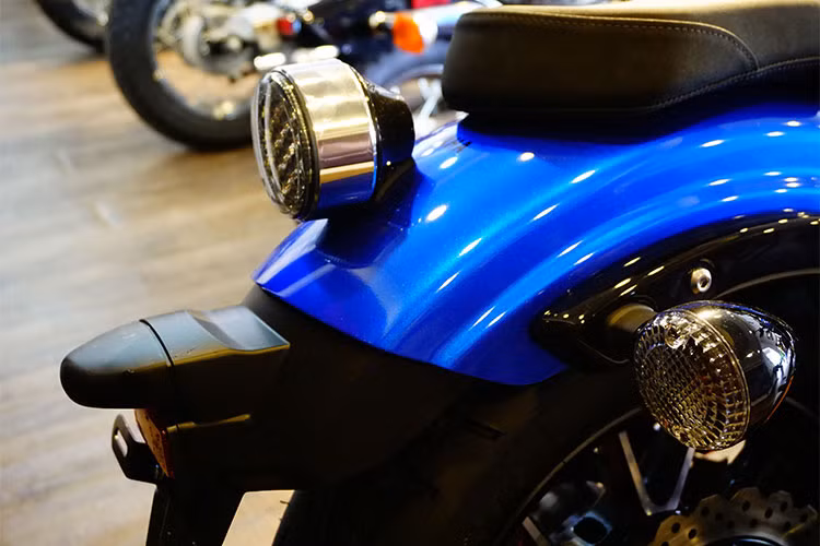 Dè sau của xe thiết kế khá ngắn nhưng phía dưới lại là pad biển số có thế thay thế chắn bùn. Đáng chú ý là cụm đèn hậu phía sau xe lại sử dụng đèn LED nhằm tăng độ sáng để đảm bảo vận hành an toàn trong đêm.