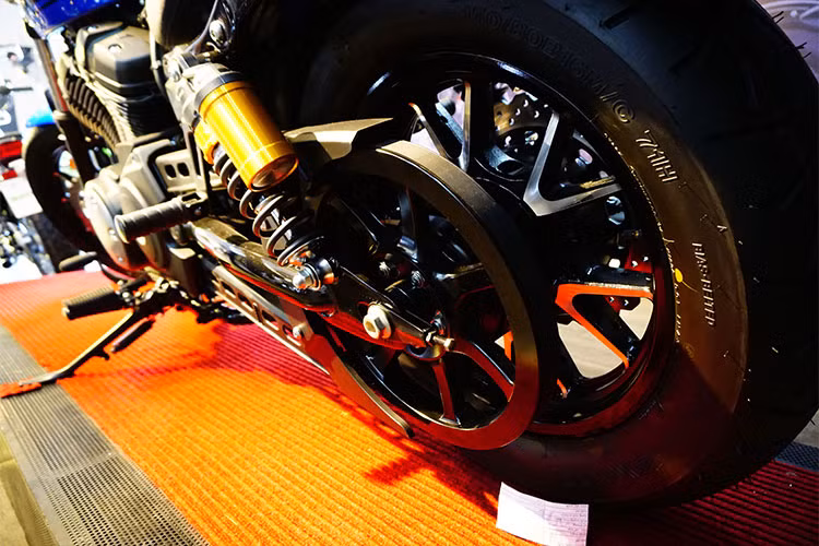 Yamaha Bolt 950 sử dụng lốp xe sau kích thước 150/80-16 và lốp trước 100/90-19. Hệ thống phanh đĩa đơn trước và sau đều được hãng xe máy Yamaha trang bị hệ thống chống bó cứng phanh ABS tiêu chuẩn.