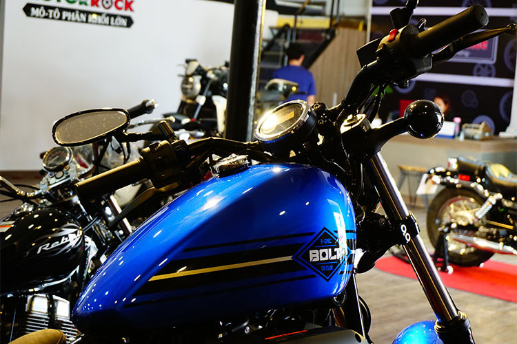 Xe sở hữu đèn pha tròn halogen, nhằm giữ nét cổ điển với viền mạ chrome sáng bóng. Bình xăng của xe hình hạt đậu với dung tích 13 lít, đủ để Bolt 950 đi được một quãng đường đủ xa cho trạm xăng kế tiếp.