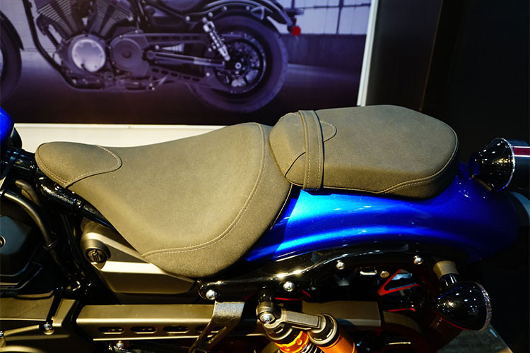 Yên xe dạng đôi nguyên bản, đây là ưu điểm của Yamaha Bolt 950 so với các đối thủ đối với những người muốn chở thêm người thứ 2. Yên xe khá thấp với chiều cao yên chỉ 690mm. Phù hợp với người 1m6 trở lên.