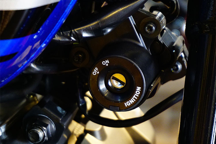 Yamaha Bolt 950 sở hữu bộ khung sườn dạng đôi cứng cáp, trọng lượng xe ở mức 246kg. Đáng chú ý ở mẫu xe mới này, hệ thống khoá điện lại đặt ở phía dưới bình xăng giống như những mẫu xe cruiser cổ điển đời cũ.