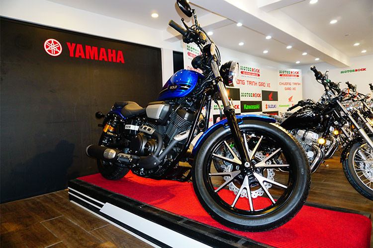 Mẫu xe môtô Yamaha Star Bolt 950 vừa được một showroom chuyên bán xe máy thể thao tại TP HCM nhập về. Nếu không nhìn kỹ tại lốc máy hoặc logo có chữ Yamaha, nhiều người sẽ nhầm tưởng đây là một chiếc xe môtô cỡ trung mang thương hiệu Harley-Davidson.