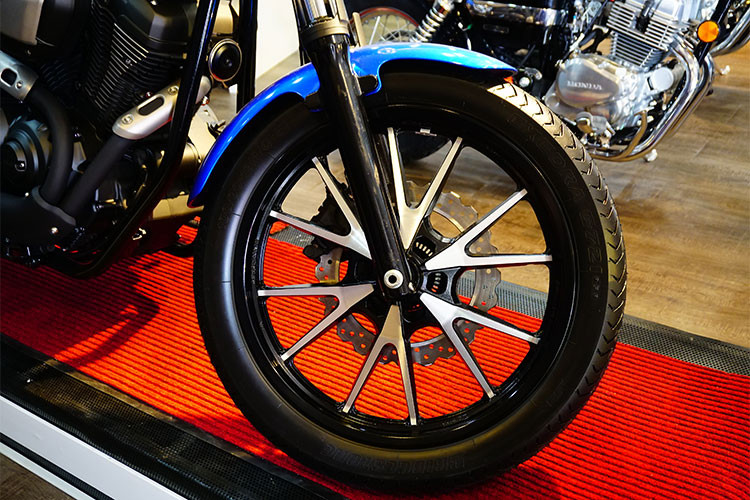 Phuộc trước của xe sử dụng phuộc ống lồng truyền thống tăng thêm vẻ cổ điển, kết hợp cùng phuộc đôi có bình dầu trợ lực ở phía sau. Đi kèm bộ vành đúc hợp kim hai tông màu với 6 chấu hình chữ V cá tính.