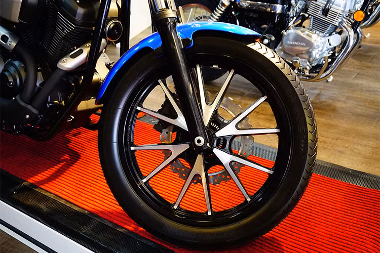 Phuộc trước của xe sử dụng phuộc ống lồng truyền thống tăng thêm vẻ cổ điển, kết hợp cùng phuộc đôi có bình dầu trợ lực ở phía sau. Đi kèm bộ vành đúc hợp kim hai tông màu với 6 chấu hình chữ V cá tính.