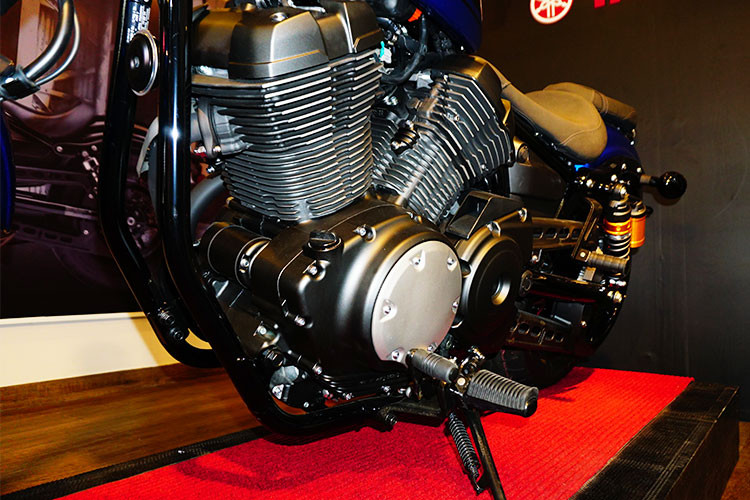 Yamaha trang bị cho mẫu xe Bolt 950 khối động cơ V-Twin, SOHC, 4 van, dung tích 58ci tương đương 942cc. Động cơ được làm mát bằng gió, hộp số 5 cấp và truyền động bằng dây cu-roa. Âm thanh pô zin trên khối động cơ V-Twin của Bolt 950 cho âm thanh khá lực và hay.