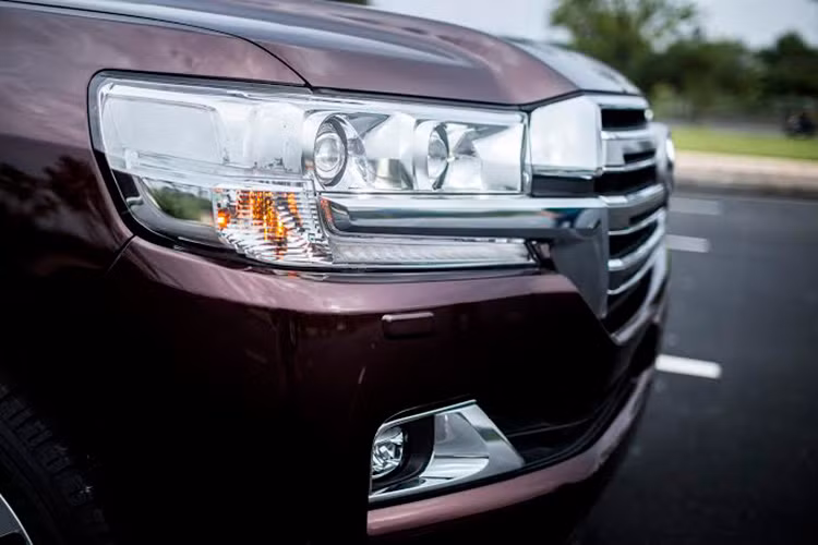 Toàn bộ cụm đèn pha và đèn sương mù phía trước sử dụng hệ thống đèn LED thay thế cho đèn HID và Halogen ở phiên bản trước, tích hợp chế độ điều chỉnh góc chiếu tự động.