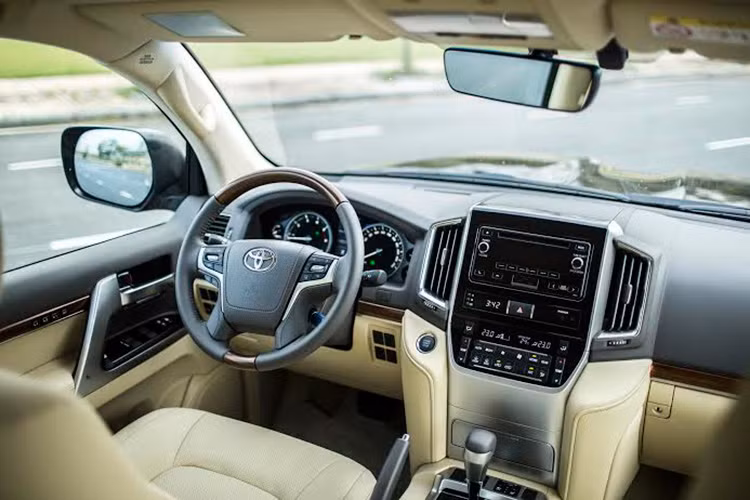 Bên trong Land Cruiser 2015 sở hữu sự sang trọng thể hiện rõ nét bởi ghế ngồi sử dụng chất liệu da cao cấp đi kèm với các chi tiết ốp gỗ thanh lịch và mạ bạc.