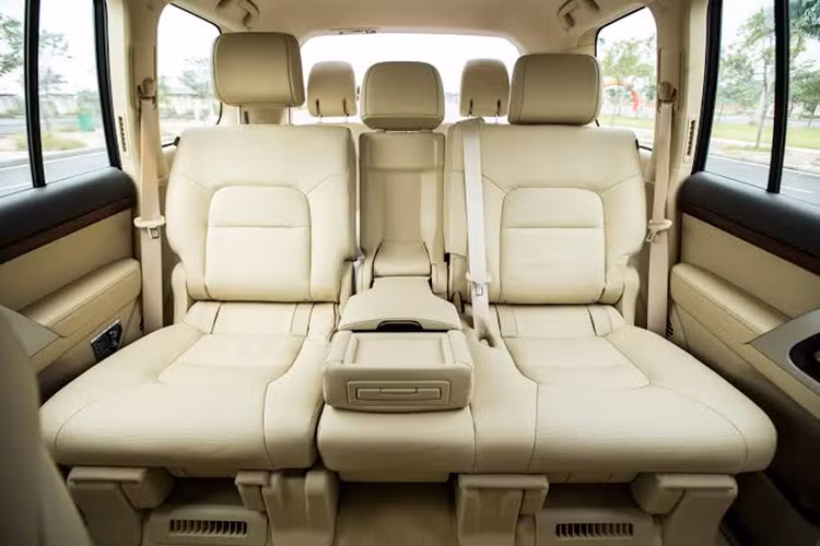 Hàng ghế trước được tích hợp tính năng chỉnh điện 10 hướng cho ghế lái, 8 hướng cho ghế hành khách, cùng tính năng nhớ 3 vị trí đảm bảo sự thoải mái, tiện nghi trong những chuyến đi dài.