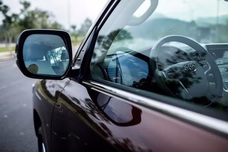 Đèn báo rẽ LED trên Toyota Land Cruiser 2015 tích hợp với gương nâng cao tính an toàn khi rẽ đồng thời tạo điểm nhấn sang trọng cho xe.