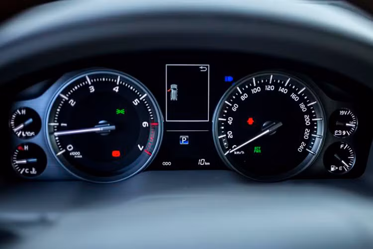 Bảng đồng hồ tích hợp màn hình hiển thị đa thông tin gồm các thông tin lái xe, áp suất lốp và cả chế độ ECO. Hệ thống âm thanh tiêu chuẩn CD 1 đĩa, 6 loa mang lại những trải nghiệm âm nhạc chất lượng trong suốt hành trình...