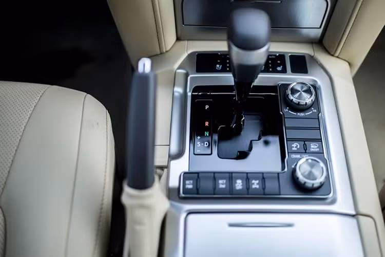 Land Cruiser mới được trang bị động cơ 4.6L V8, DOHC mạnh mẽ, hệ thống điều phối van biến thiên thông minh kép Dual VVT-I cho công suất cực đại ấn tượng 304 mã lực và mômen xoắn cực đại 439 Nm.