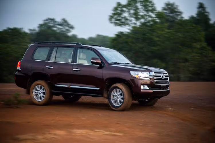 Land Cruiser mới chính hãng có 7 lựa chọn về màu sắc, gồm: Trắng ngọc trai (070), Bạc (1F7), Xám (1G3), Đen (202), Nâu Đồng ánh kim (4S6), Vàng cát ánh kim (4R3) và Xanh đậm (8P8). Toyota Việt Nam công bố bán Toyota Land Cruiser 2015 phiên bản V8 4,7 lít với giá 2,825 tỷ đồng.