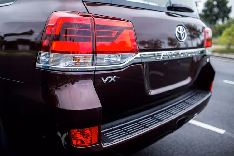 Cụm đèn hậu mang thiết kế mới mẻ hơn, đồng thời được thiết kế sâu hơn nhằm hạn chế hư hỏng khi xảy ra va chạm. Đặc biệt, đuôi xe cũng được trang bị thêm đèn sương mù.