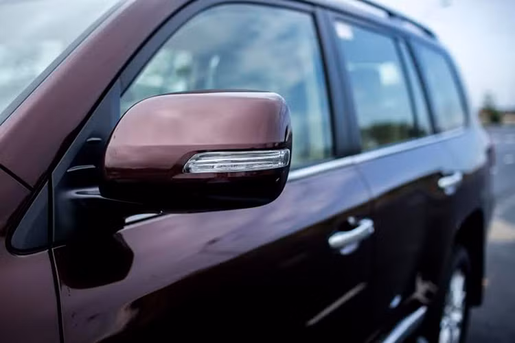 Trang bị tiện ích bên ngoài xe gồm gương chiếu hậu ngoài chỉnh điện, tích hợp chức năng sấy, chống chói, tính năng nhớ 3 vị trí đảm bảo hình ảnh phản chiếu chân thực rõ ràng.