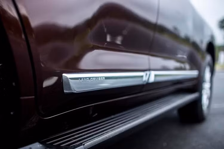 Tay nắm cửa được mạ Crôm tích hợp nút bấm mở cửa thông minh dạng cảm ứng hiện đại. Cần gạt nước được tích hợp tính năng cảm biến mưa giúp cải thiện tầm nhìn và sự tiện lợi khi vận hành xe dưới trời mưa.