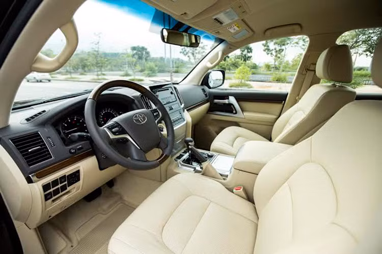 Vô lăng 4 chấu ốp gỗ và bọc da cao cấp chỉnh điện bốn hướng tích hợp với chức năng điều khiển hệ thống âm thanh, màn hình đa thông tin và thêm cả phím đàm thoại rảnh tay thông qua kết nối Bluetooth.