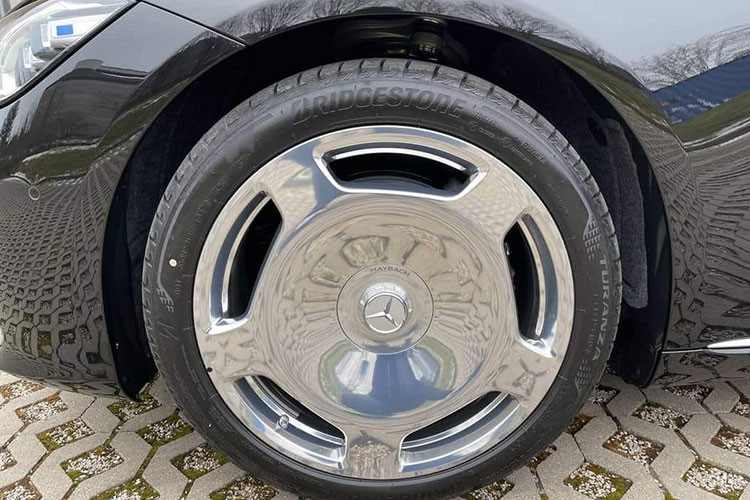 Ngoài ra, mẫu xe siêu sang Mercedes-Maybach S580 đang có mặt tại 1 showroom bán xe siêu sang ở Hà Nội còn sở hữu bộ mâm đa chấu kép cỡ lớn được mạ crôm bóng loáng. Đây là tùy chọn khá đẳng cấp dành cho các chủ xe Mercedes-Maybach S-Class.