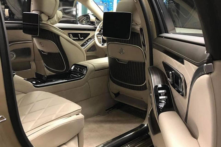 So với Mercedes-Maybach S680, phiên bản Mercedes-Maybach S580 chỉ được trang bị động cơ V8, tăng áp kép, dung tích 4.0 lít nên có thuế tốt hơn. Động cơ kết hợp cùng hệ thống mild hybrid 48 V giúp xe sản sinh công suất tối đa 496 mã lực, tăng 33 mã lực so với Mercedes-Maybach S560 4Matic. Mô-men xoắn cực đại 700 Nm.