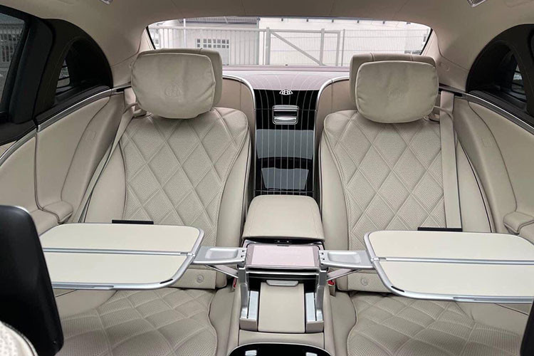 Đồng hành cùng chiếc xe siêu sang Mercedes-Maybach S-Class thế hệ mới sẽ là hộp số 9 cấp, nhờ đó, xe tăng tốc từ vị trí xuất phát lên 97 km/h chỉ trong vòng 4,7 giây. Một số tính năng lái thú vị trên xe bao gồm; hệ thống hỗ trợ lái bán tự động cấp độ 3, đánh lái bánh sau hay hệ thống treo khí nén được phát triển đặc biệt với chế độ Maybach mang đến sự êm ái tốt nhất.