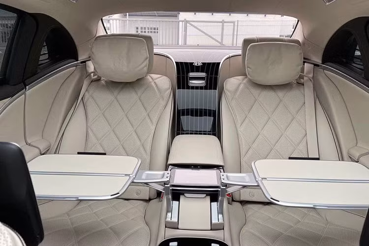 Đồng hành cùng chiếc xe siêu sang Mercedes-Maybach S-Class thế hệ mới sẽ là hộp số 9 cấp, nhờ đó, xe tăng tốc từ vị trí xuất phát lên 97 km/h chỉ trong vòng 4,7 giây. Một số tính năng lái thú vị trên xe bao gồm; hệ thống hỗ trợ lái bán tự động cấp độ 3, đánh lái bánh sau hay hệ thống treo khí nén được phát triển đặc biệt với chế độ Maybach mang đến sự êm ái tốt nhất.