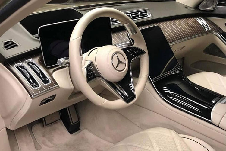 Bên trong nội thất Mercedes-Maybach S580 4Matic gồm những trang bị đáng chú ý nhw; màn hình hiển thị thông tin kính lái HUD, hệ thống âm thanh Burmester cao cấp, hệ thống thông tin giải trí MBUX, ghế massage cho hành khách hay cửa sau tự động đóng/mở bằng nút bấm, nội thất bọc da cao cấp và ốp gỗ hay hệ thống đèn viền Ambient Light nhiều màu.