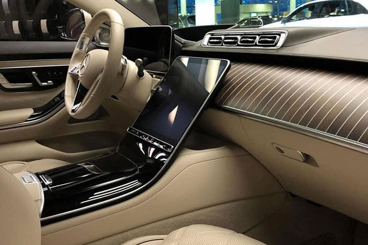 Mercedes-Maybach S580 4Matic 2021 sẽ có đến 4 màn hình cho hành khách cũng như tài xế, trong đó, 12,3 inch là màn hình của bảng đồng hồ kỹ thuật số, màn hình giải trí phía trước có kích thước 12,8 cùng với đó là 2 màn hình giải trí cho hành khách lên đến 11,6 inch.