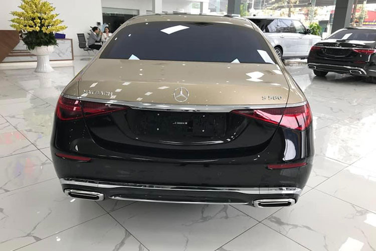 Ngoại hình chiếc xe siêu sang Mercedes-Maybach S580 thế hệ mới đầu tiên về thị trường Việt Nam, tại một đại lý tư nhân được sơn màu đen ở phía nửa dưới và nửa trên của xe hoàn thành với màu sơn vàng Kalahari rất cá tính. Chưa dừng lại ở đó, xe còn có nhiều chi tiết mạ crôm bóng loáng và điểm nhấn là đèn pha và đèn hậu cực kỳ cá tính.