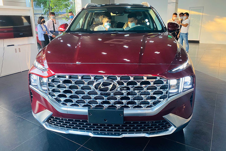 Hyundai SantaFe đã có kết quả khá ấn tượng với doanh số 1.288 xe, tăng 50% so với tháng 4. Doanh sô này giúp SantaFe tiếp tục dẫn đầu nhóm SUV 7 chỗ, xếp trên Kia Sorento (415 xe), Mazda CX-8 (386 xe)... Xe vừa được ra mắt các phiên bản mới vào giữa tháng 5/2021 và nhận được sự quan tâm từ người dùng. Tuy vậy, mức tăng trưởng của SantaFe còn có sự đóng góp lớn từ đời xe cũ được giảm giá để dọn kho.